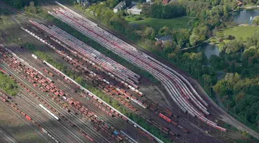 Kereta Deutsche Bahn saat berada di penyimpanan di North Rhine-Westphalian, Jerman (6/5/205). Serikat buruh masinis Jerman (GDL) menyerukan aksi mogok kerja selama tujuh hari untuk memprotes kenaikan gaji dan kesejahteraan hak . (Reuters/Wolfgang Rattay)