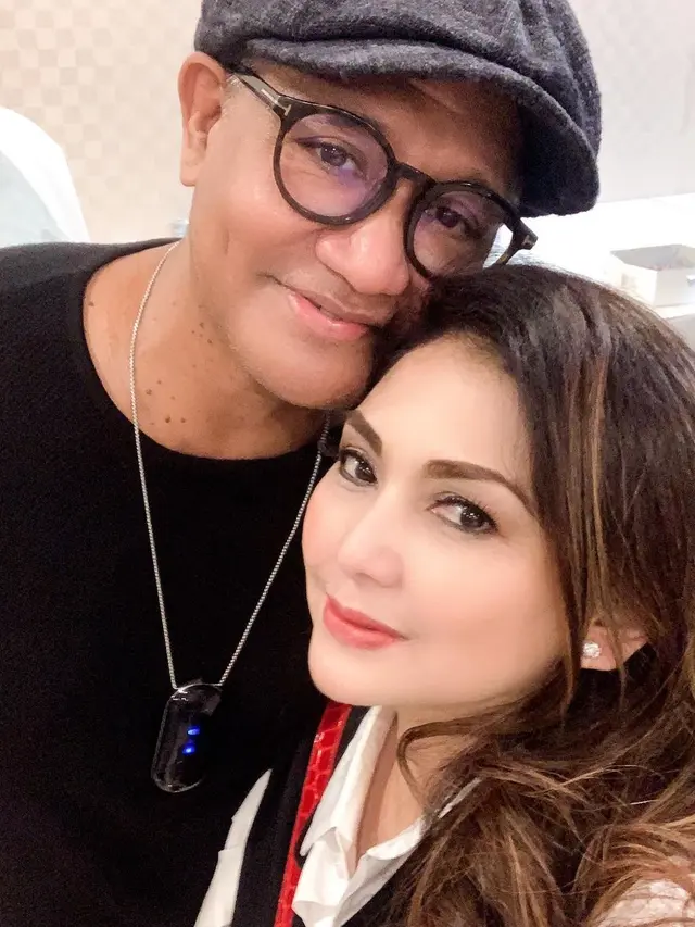 Nia Daniaty Bertemu Sesama Artis Senior Saat melayat Nindy Ellesse Laoh (Foto: Instagram/@niadaniatynew)