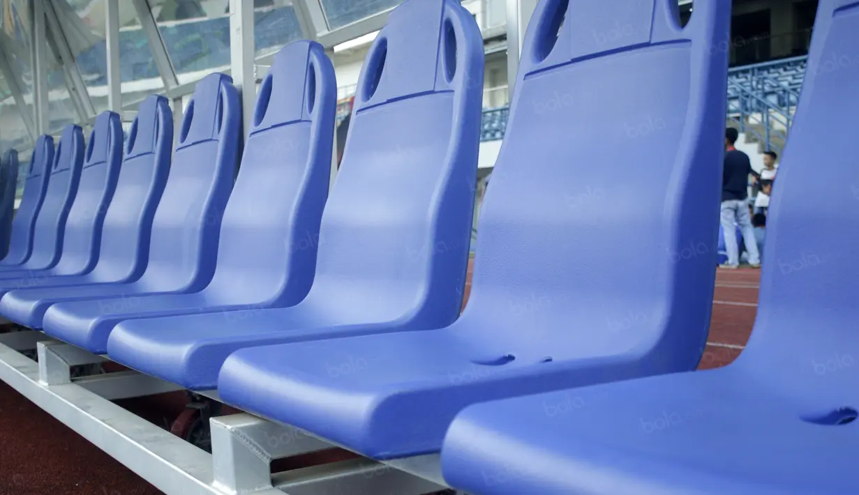 Bench pemain yang nyaman dan bersih di Stadion Gelora Bandung Lautan Api, Sabtu (2/7/2016). (Bola.com/Nicklas Hanoatubun)