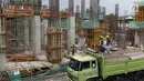 Pekerja kontruksi menyelesaikan proyek pembangunan Rusunawa Tingkat Tinggi Pasar Rumput, Jakarta, Selasa (14/11). Keberadaan rusun ini akan terintegrasi dengan moda transportasi dan pasar. (Liputan6.com/Immanuel Antonius)