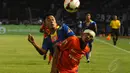 Bek Persija, Ismed Sofyan (depan) mencoba menahan pergerakan pemain Arema Cronus, Samsul Arif saat berlaga di Stadion GBK Jakarta, Minggu (4/5/2014). (Liputan6.com/Helmi Fithriansyah)