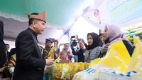 Penjabat (Pj) Gubernur Sumatera Selatan Agus Fatoni meninjau pelaksanaan operasi pasar murah di Kabupaten Ogan Komering Ilir, Rabu (11/10/2023).