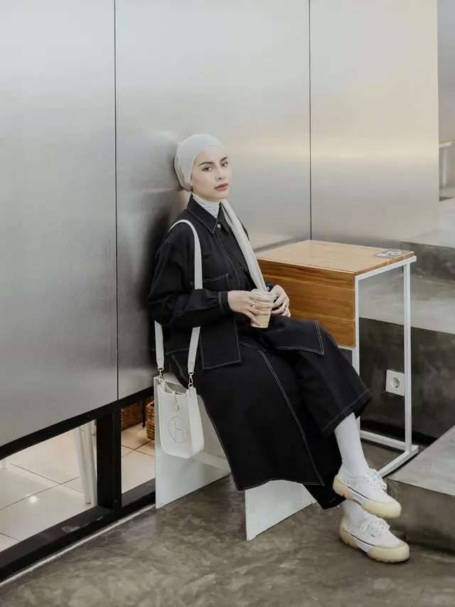 6 Gaya Berhijab ala Selebgram Aghnia Punjabi yang Kekinian, Kerap Pamer Tas Mewah