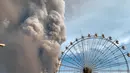 Gunung Api Taal memuntahkan abu dan asap saat erupsi di Tagaytay, Provinsi Cavite, Filipina, Minggu (12/1/2020). Menurut Kepala Institut Vulkanologi dan Seismologi Filipina, Renato Solidum, terakhir gunung Taal meletus pada tahun 1977. (AP Photo/Bullit Marquez)