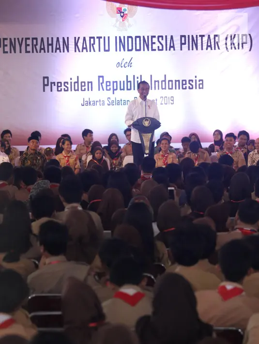 Presiden Joko Widodo (Jokowi) memberikan sambutan saat penyerahan Kartu Indonesia Pintar (KIP) di SLB Negeri Pembina, Jakarta, Rabu (6/3). Jokowi membagikan 3.300 KIP untuk pelajar di wilayah Jakarta Selatan. (Liputan6.com/Angga Yuniar)