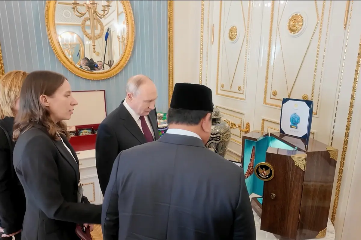 Presiden Prabowo Subianto memberikan vas bunga bercorak batik khas Indonesia serta miniatur Candi Borobudur untuk Presiden Rusia, Vladimir Putin.