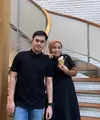 Muzdalifah telah memiliki lima orang anak dari pernikahan sebelumnya. Termasuk satu anak pernikahannya dengan pedangdut Nassar. Diusianya yang sudah 45 tahun, ia berharap bisa menambah momongan. [Instagram/muzdalifah999]