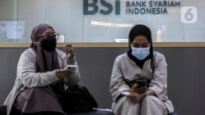 Nasabah menunggu di kantor cabang Bank Syariah Indonesia, Jakarta Selasa (2/2/2021). PT Bank Syariah Indonesia Tbk (BSI) resmi beroperasi dengan nama baru mulai 1 Februari 2021. (/Johan Tallo)