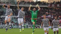  Gianluigi Buffon (tengah) merayakan kemenangan bersama para pemain Juventus pada laga lanjutan Serie A di  di Stadion Olimpico, Turin, Senin (21/3/2016) dini hari WIB. (AFP/Marco Bertorello)