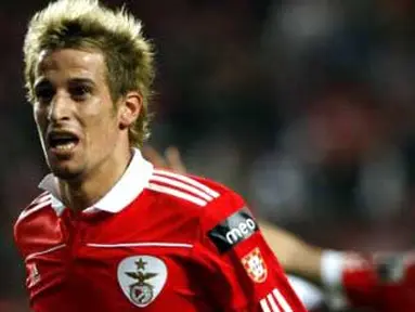 Selebrasi gol dari gelandang Benfica, Fabio Coentrao, ke gawang Maritimo dalam lanjutan Primeira Liga di Luz Stadium, Lisbon, 27 Februari 2011. AFP PHOTO / PATRICIA DE MELO MOREIRA