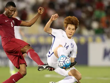 Pemain Qatar, Mohammed Kasoala (kiri) berebut bola dengan pemain Korea Selatan, Han Kookyoung saat bertanding dalam Kualifikasi Piala Dunia 2018 di stadion Jassim Bin Hamad, Doha, Qatar, (13/6). Qatar menang atas Korsel 3-2. (AFP Photo/Karim Jaafar)