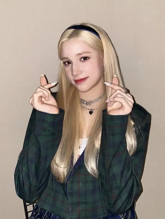 Rambut panjang blonde Bahiyyih membuatnya tampil semakin mirip Barbie, ditambah dengan bandana hitam serta makeup blushon tipis dan glossy lipstik merah. Semakin memesona dengan blazer tartan hijau, dan aksesoris seperi kalung. (@kep1er.world)