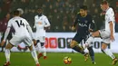 Striker Tottenham Hotspur, Son Heung Min berebut bola dengan gelandang Swansea City, Sam Clucas pada laga pekan ke-22 Premier League di Stadion Liberty, Selasa (2/1). Tottenham Hotspur mengamankan kemenangan 0-2 atas Swansea City. (Geoff CADDICK / AFP)