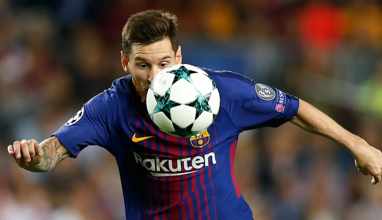 Pemain Bacelona, Lionel Messi mengendalikan bola dalam  babak penyisihan Grup D Liga Champions melawan Juventus di Camp Nou, Selasa (12/9). Lionel Messi jadi bintang di laga ini dengan torehan dua gol. (AP Photo/Francisco Seco)