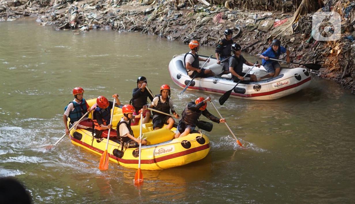 Anggota Federasi Arung Jeram Kota Depok (FAJI) berlatih di aliran Sungai Ciliwung, Depok, Jumat (26/6/2020). Latihan yang digelar tiga kali dalam seminggu itu diikuti atlet arung jeram Kota Depok serta anggota federasi lain yang menjadi calon atlet di masa depan. (Liputan6.com/Immanuel Antonius)