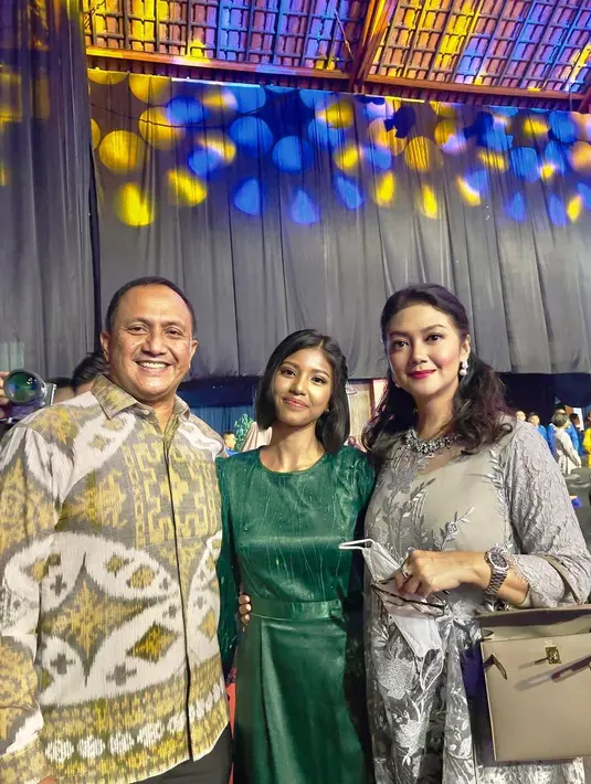 "Lulus juga dari Sekolah yg katanya Very Normatif. Pas mau pisah2 an sedih juga khan," tulis Bella dalam ynggahan 6 Mei lalu. [Instagram/bellasaphiraoffiicial]