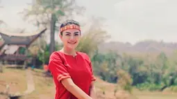 Aktris sensasional Nikita Mirzani saat mengabadikan momen ketika ia memakai pakaian adat Tana Toraja berwarna merah. Meski tak memakai pakaian seksi, pesona ibu dua anak itu tetap terpancar. (instagram.com/nikitamirzanimawardi)