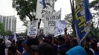 Bobotoh Persib menggelar unjuk rasa di Bandung, Sabtu (13/10/2018), atas sanksi yang dijatuhkan Komdis PSSI. (Bola.com/Erwin Snaz)