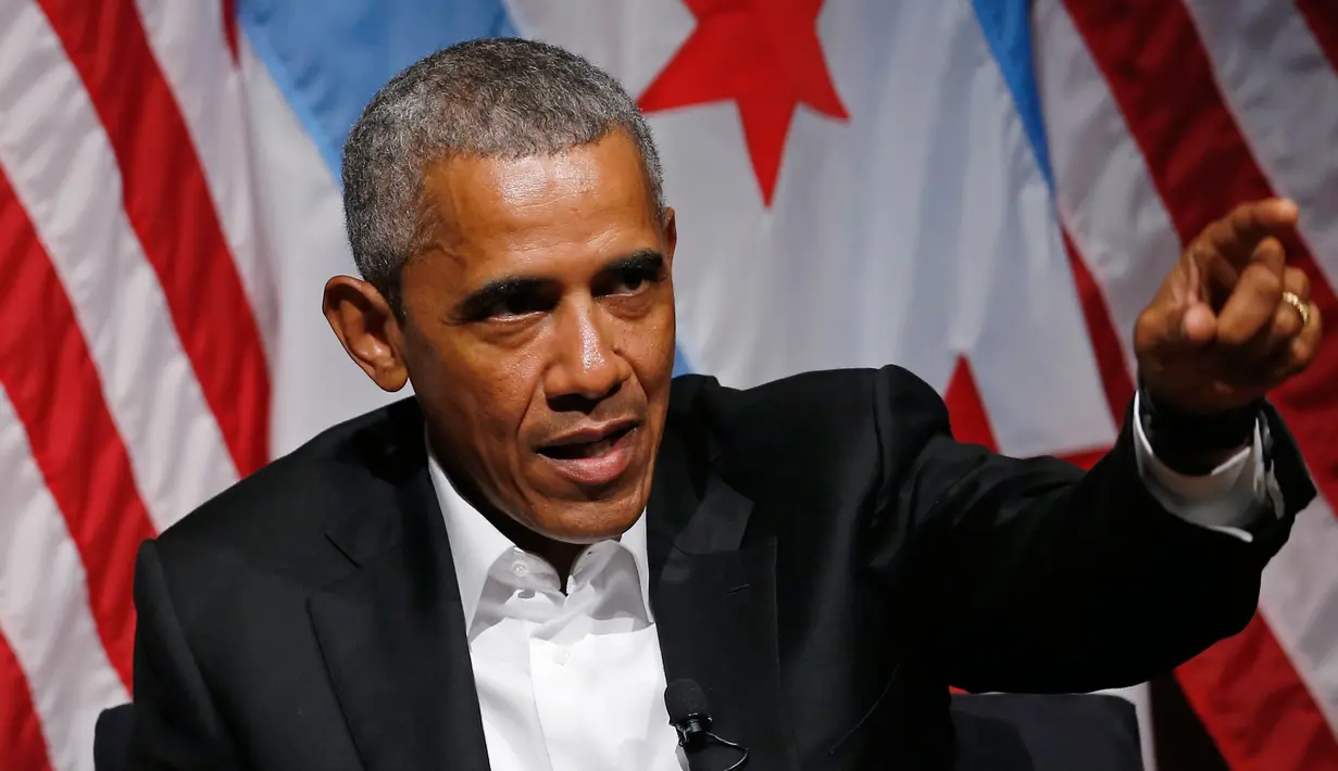 Mantan Presiden AS Barack Obama berbicara di sebuah forum di University of Chicago di Chicago (24/4). Ini pertama kalinya Obama tampil di hadapan publik sejak ia meninggalkan jabatannya sebagai presiden. (AFP Photo/ Jim Young)