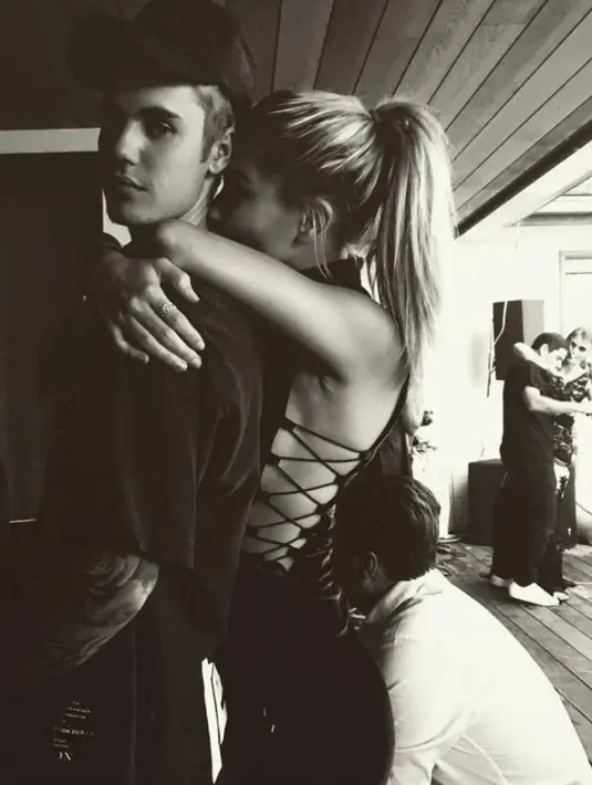Hailey Baldwin dan Justin Bieber meninggalkan kelab malam pukul 3 pagi sembari bergandengan tangan. (instagram/haileybaldwin)