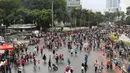 Lalu lalang warga yang beraktivitas di Jalan Jendral Sudirman dan MH Thamrin ketika pelaksanaan car free day (CFD) Jakarta, Minggu (11/2). Meski sempat diguyur hujan, warga tetap antusias beraktivitas. (Liputan6.com/Immanuel Antonius)