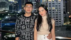 Posting foto bareng Lyodra, unggahan terbaru Riza Syah curi perhatian. Postingan tersebut tentunya menjelaskan bahwa hubungannya dengan Lyodra Ginting baik-baik saja dan langgeng hingga saat ini. Netizen yang mendukung hubungan keduanya pun ikut senang karena keduanya masih berhubungan. (Liputan6.com/IG/@rizasyah_14)