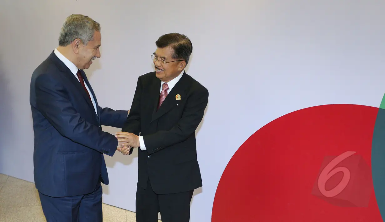 Wapres Jusuf Kalla (kanan) menyambut Wakil PM Turki, Bulent Arinc (kiri) dalam pertemuan Bilateral Konferensi Tingkat Tinggi (KTT) Asia Afrika 2015 di Jakarta Convention Center, Kamis (23/4/2015). (Liputan6.com/Herman Zakharia)