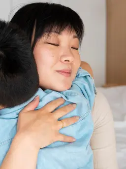 Di tengah rutinitas yang padat, orangtua sering kali tanpa sadar lebih cepat menegur kesalahan anak dibanding menyadari kebaikan kecil yang mereka lakukan. Padahal, tindakan sederhana seperti mau menunggu giliran, mencoba merapikan mainan sendiri, membantu mengambil barang, atau berusaha meminta maaf adalah proses belajar yang besar bagi anak.  (foto/dok: freepik)