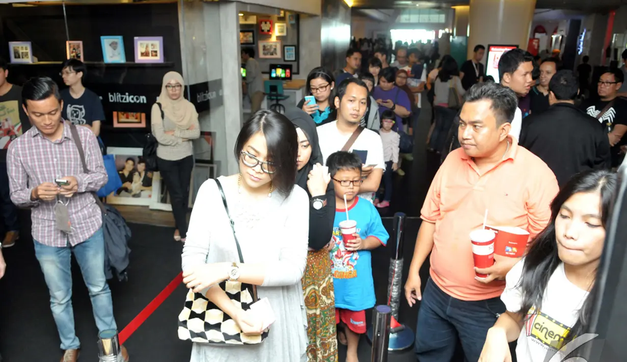 Antusias penonton luar biasa. Terlihat dari antrian penonton yang panjang, Jakarta, Minggu (9/11/2014) (Liputan6.com/Panji Diksana)