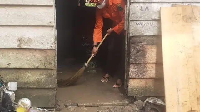 Petugas membersihkan rumah warga