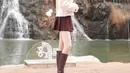 Untuk melengkapi penampilannya, ia memakai sepatu boots kulit berwarna marun yang senada dengan roknya. Boots tinggi ini tidak hanya memberikan perlindungan dari dinginnya cuaca, tetapi juga menambah sentuhan elegan dan stylish pada keseluruhan look-nya. Rambut panjangnya yang dibiarkan tergerai dengan sedikit gelombang alami membuat penampilannya semakin effortless dan classy. [@sabrinachairunnisa_].