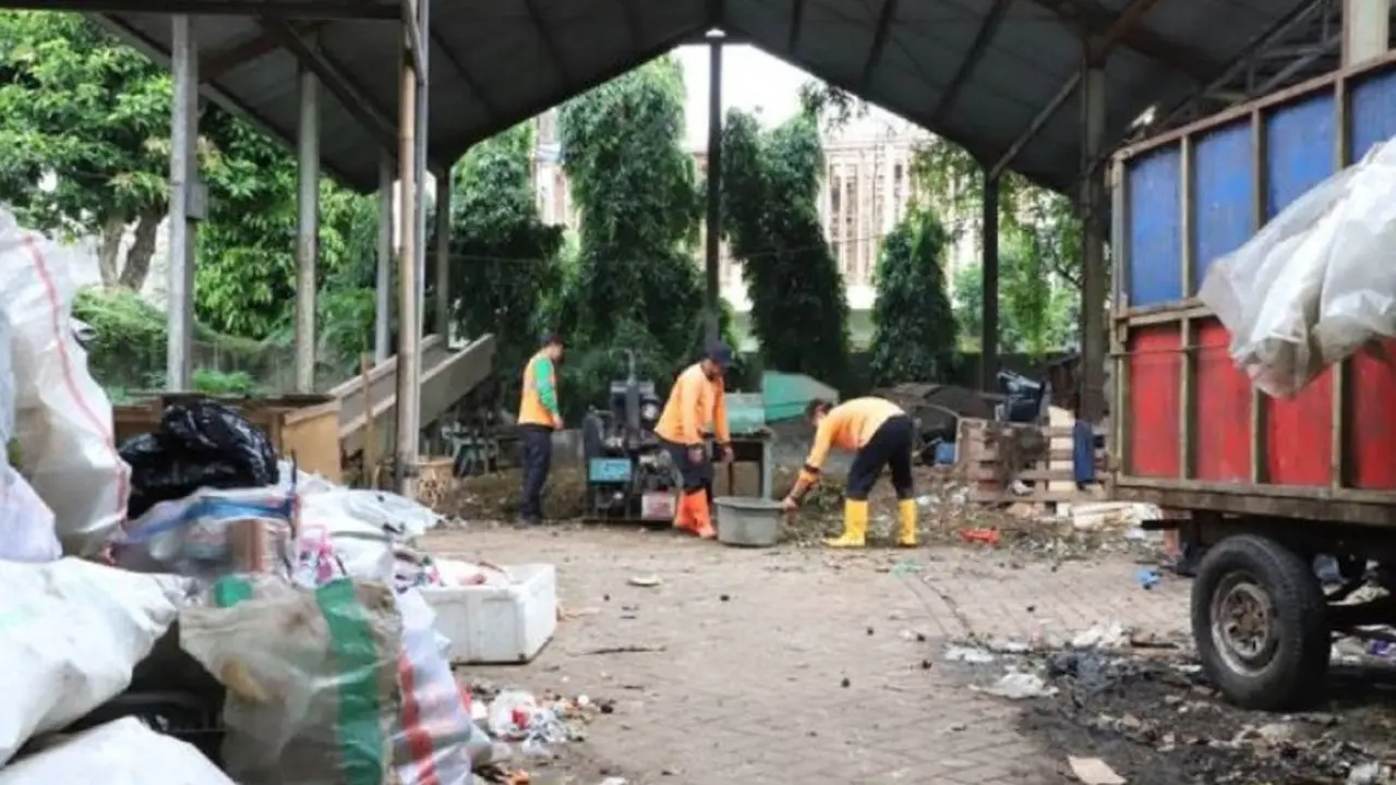 Petugas melakukan pengangkutan sampah hasil pemilahan untuk kemudian dibuang ke TPA Rawa Kucing.