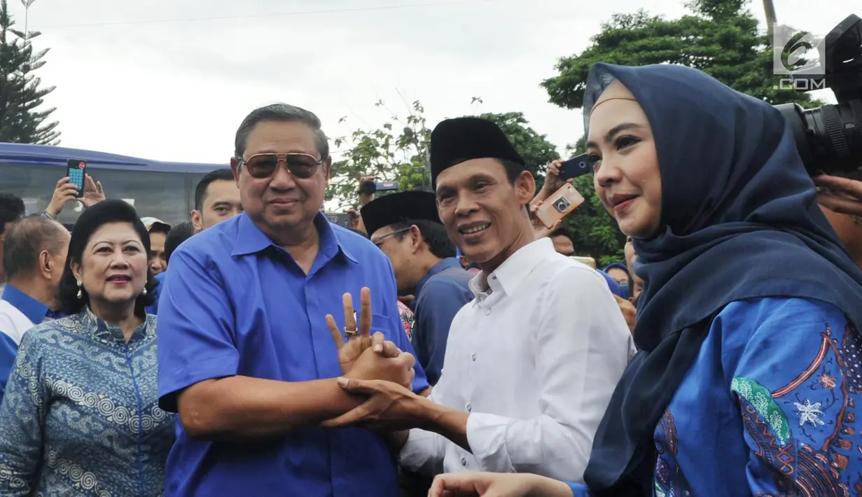 Ketua Umum Partai Demokrat Susilo Bambang Yudhoyono (SBY) bersama Ani Yudhoyono foto bareng pasangan cabup-cawabup Bogor Ade Ruhaendi-Inggrid Kansil saat kegiatan pengobatan massal di Ciampea, Bogor, Jawa Barat, (26/3). (Merdeka.com/Arie Basuki)
