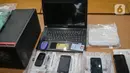 Sejumlah barang bukti laptop, CPU, telepon genggam, dan kartu ATM diperlihatkan saat rilis kasus penangkapan pelaku hacker Indonesia di Bareskrim Polri, Jakarta, Jumat (24/1/2020). (Liputan6.com/Faizal Fanani)