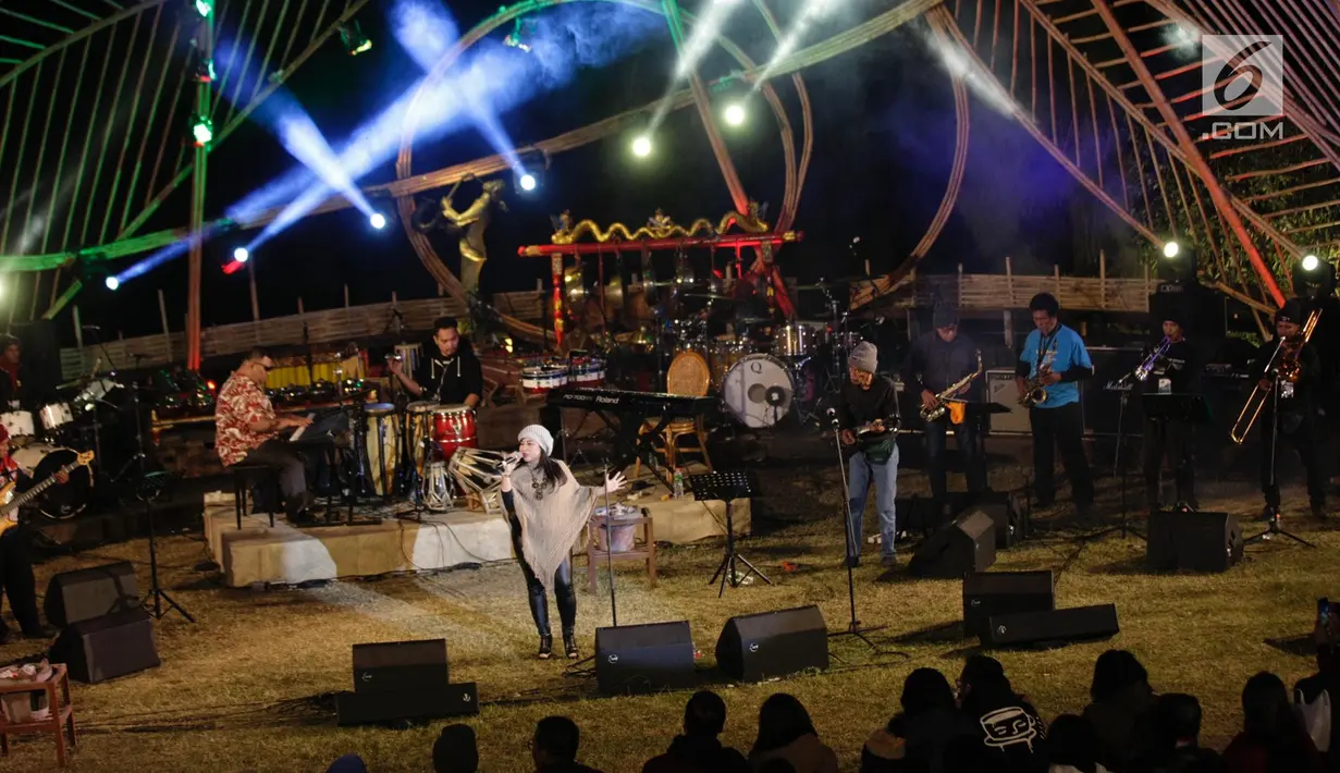Penampilan Surabaya All Star pada hari kedua Jazz Gunung 2018 di Kawasan Gunung Bromo, Jawa Timur, Sabtu (28/7). Jazz Gunung bromo sudah digelar hingga 10 kali atau memasuki satu dasawarsa. (Liputan6.com/HO/Ridhwan Siregar)