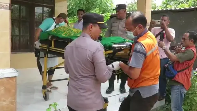 Jenazah Askurnia yang menjadi korban pembunuhan diamankan petugas. (Dian Kurniawan/Liputan6.com)
