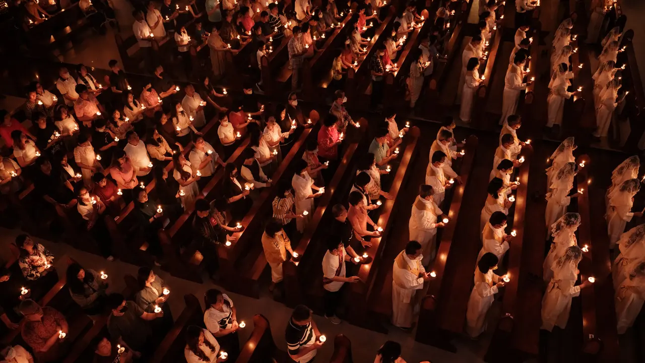 MIsa Malam Paskah di Gereja Santo Kristoforos Berlangsung Khusyuk dan Khidmat
