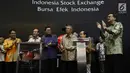Dirut BEI, Tito Sulistio membuka perdagangan Indeks Harga Saham Gabungan (IHSG) di Jakarta, Kamis (13/7). Merayakan hari jadi yang ke 25, PT Bursa Efek Indonesia (BEI) mengundang komisaris dan direksi periode 1992 hingga 2017. (Liputan6.com/Angga Yuniar)