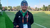 Volinteer Piala Dunia U-17 2023, Gilang Surya Pratama saat ditemui di Lapangan Banyuanyar, Kota Solo. (Bola.com/Ana Dewi)