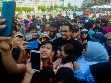 Bakal Calon Gubernur (Bacagub) DKI Jakarta, Anies Baswedan dikerumuni warga saat berolahraga di kawasan Bundaran Hotel Indonesia (HI), Jakarta, Minggu (4/8/2024). (merdeka.com/Arie Basuki)