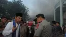 Joko Widodo bertemu dengan Kapolda DKI Jakarta pada saat meninjau kebakaran Pasar Senen, Jakarta Pusat, Jumat (25/4/14). (Liputan6.com/Herman Zakharia)