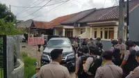 Petugas memeriksa rumah di Batan Indah Tangsel terkait paparan radioaktif. (Pramita/Liputan6.com)