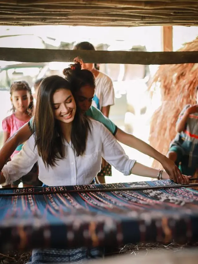Potret Liburan Raline Shah di Nihi Sumba, Belajar Menenun dan Berkuda di Pantai. (Sumber: Instagram/ralineshah)