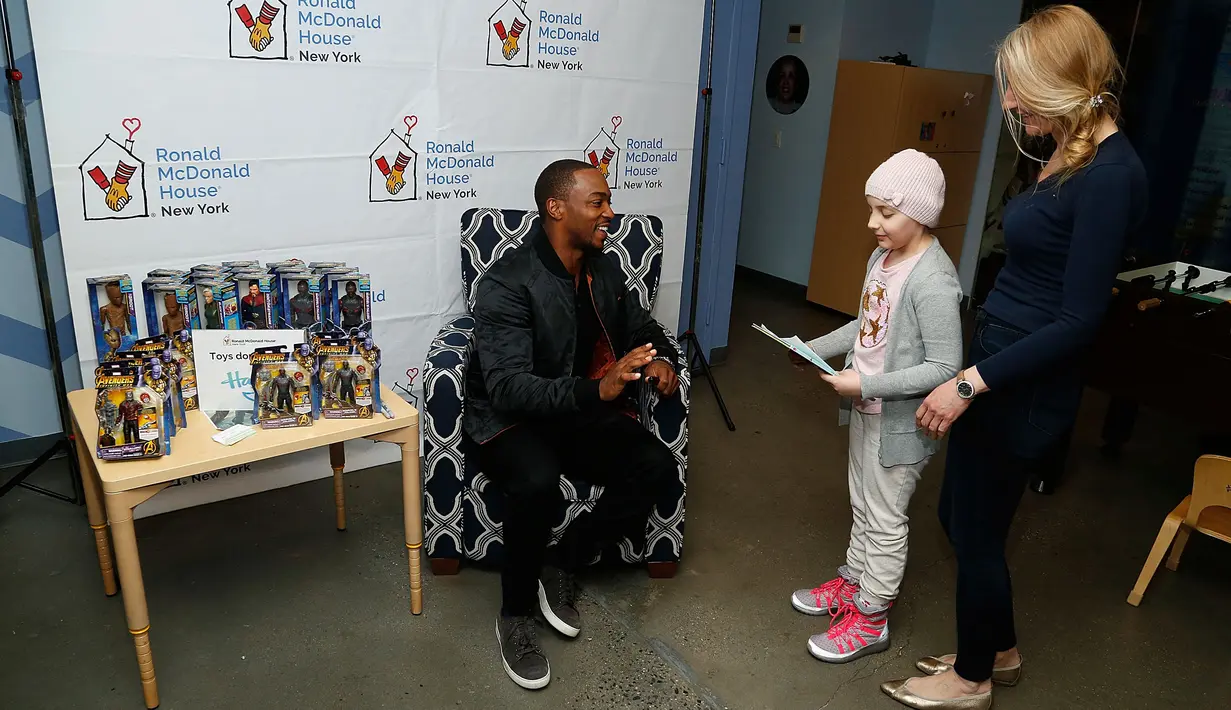 Senyum bintang Avengers Infinity War, Anthony Mackie menyapa anak-anak saat membagikan mainan di Ronald McDonald House, New York, AS, Kamis (19/4). Acara dikoordinasi oleh MDC Productions. (LARS NIKI / GETTY IMAGES NORTH AMERICA / AFP)