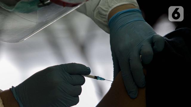 FOTO: Vaksinasi COVID-19 Pedagang Pasar Induk Kramat Jati