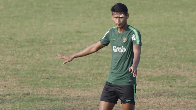 Pemain Timnas Indonesia U-22, Septian Bagaskara, meminta bola saat latihan di Lapangan ABC Senayan, Jakarta, Senin (7/1). Latihan ini merupakan persiapan jelang Piala AFF U-22. (Bola.com/Vitalis Yogi Trisna)