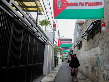 Sejumlah bendera Palestina terpasang di Palmerah, Jakarta Barat, Sabtu (11/11/2023). Pemasangan puluhan bendera tersebut sebagai bentuk dukungan terhadap Palestina yang terus digempur Israel. (Liputan6.com/Angga Yuniar)