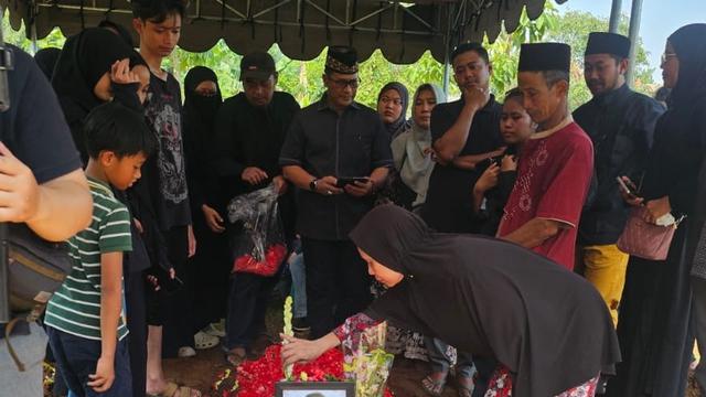 Pemakaman Harum Anjarsari korban kecelakaan KRL di Bekasi Timur.