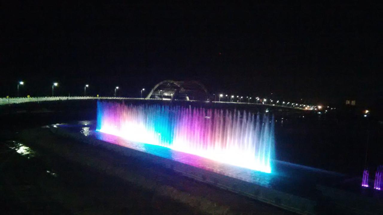 Air Mancur Menari di Jembatan Kenjeran Surabaya