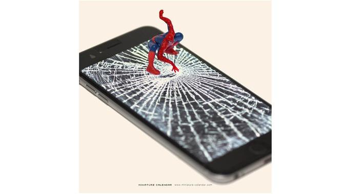 Spiderman memecahkan layar handphone (Sumber/miniature-calendar)